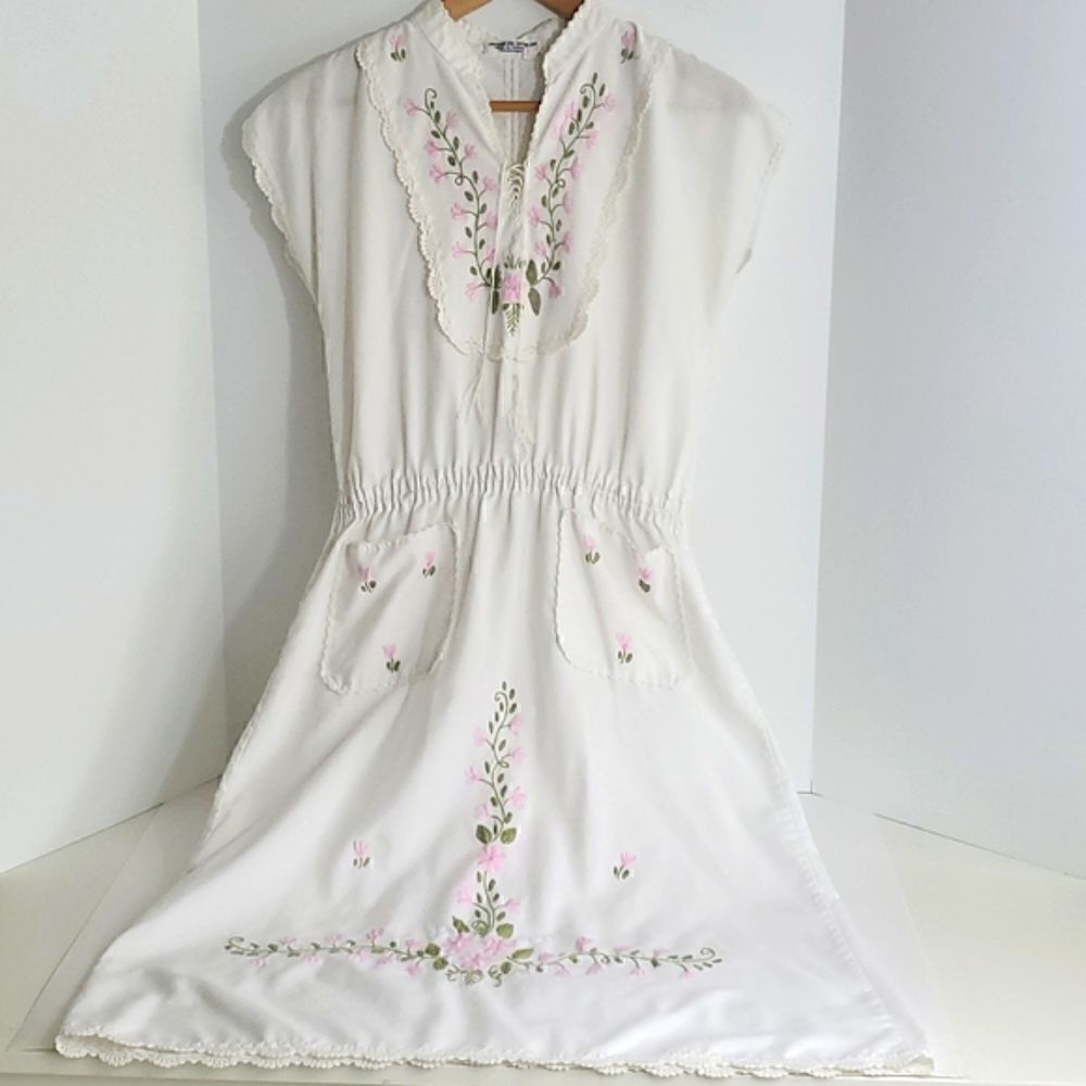 Vintage Embroidered and Crocheted Floral Short Sleeve Dress S